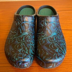 Dansko Kane Molded EVA “Palms” Clogs Size 38